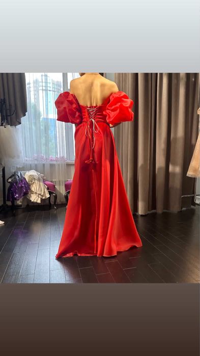 Продается  выпускное платье красного цвета