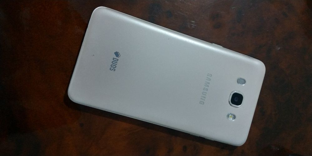 Продам смартфон SAMSUNG Galaxy J7 2016 года