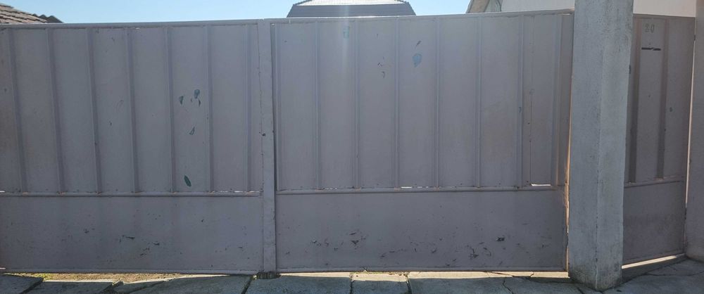 Vând poartă in stare bună