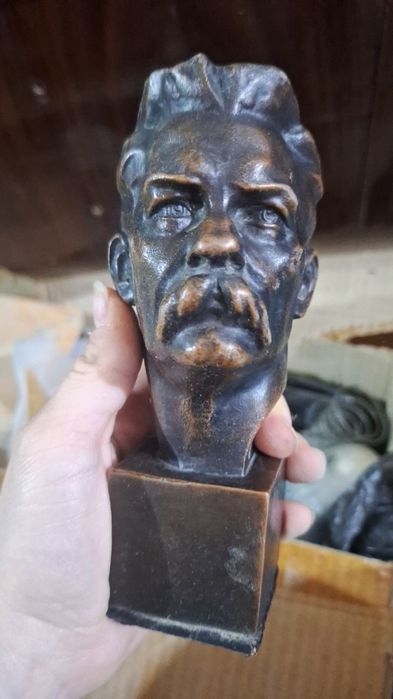 Бронзовая статуя