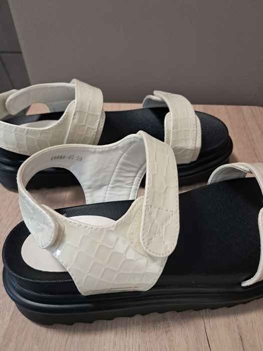 Страхотни сандали