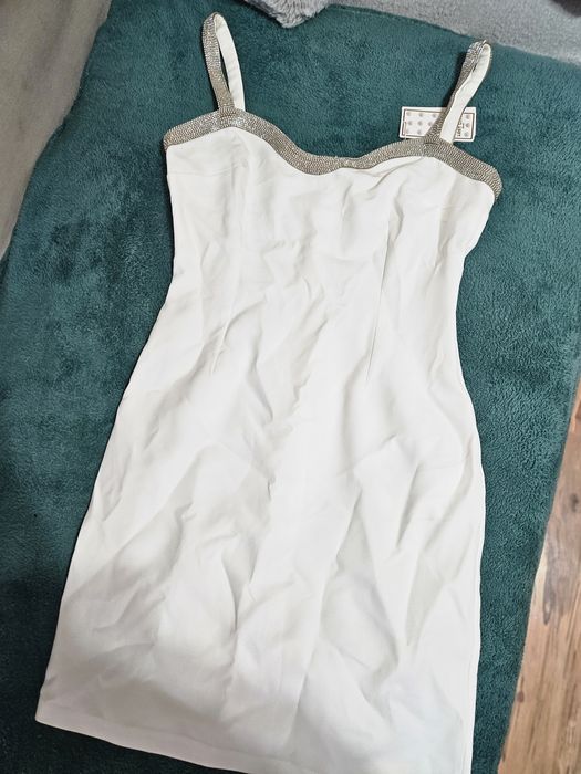 Страхотна бяла рокля с камъни