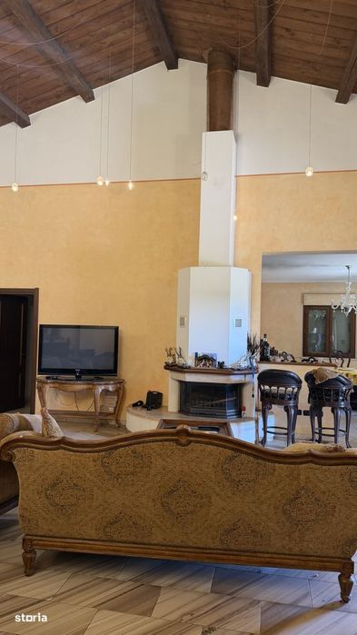 Casă rezidențială cu piscină și garaj, 7 camere