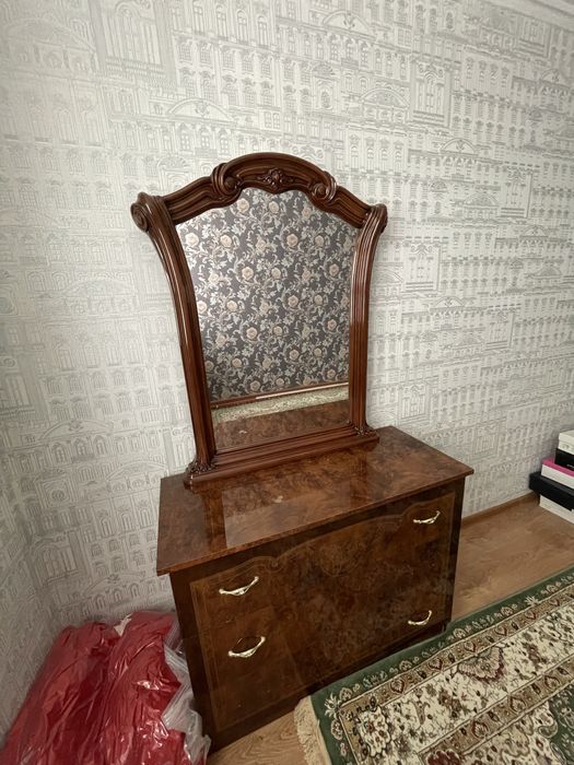 Комод с зеркалом