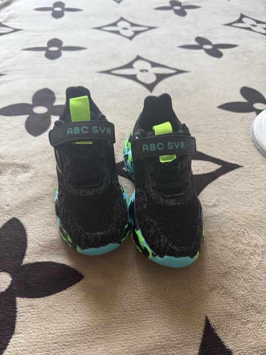 Новые кроссовки детские