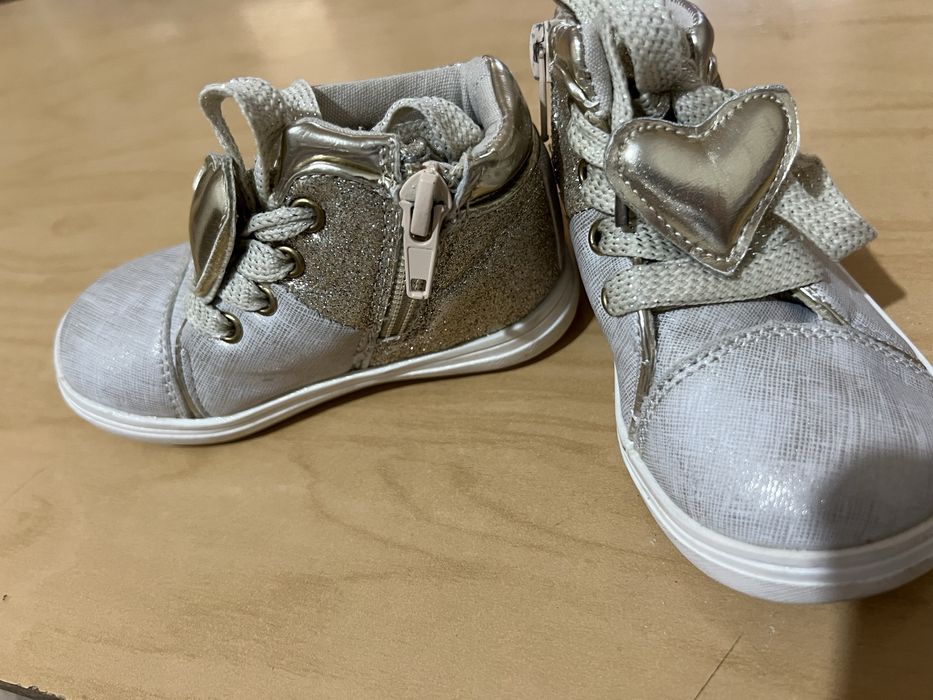 Продам обувь на девочку