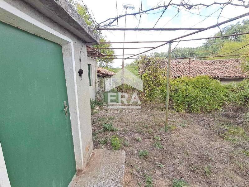 Едноетажна къща за продажба, с допълнителни сутеренен етаж, пристройка