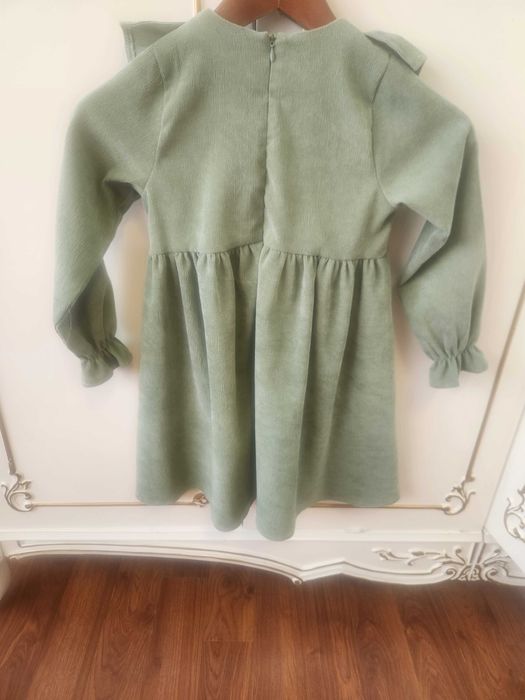 Зеленое вельветовое платье для девочки, размер 116.