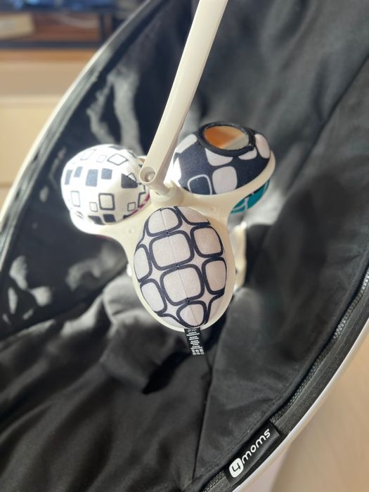 Fotoliul-balansoar MamaRoo 4.0