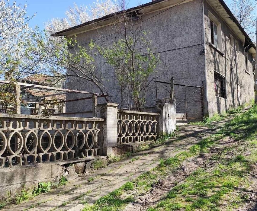 Двуетажна тухлена къща, кв. Гарата, Г. Оряховица
