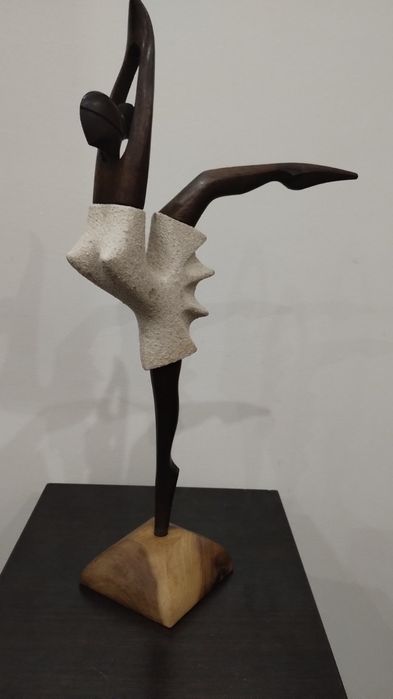 Прекрасна статуетка на балерина. Дърво.