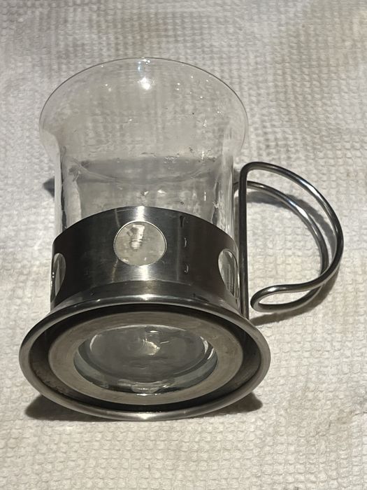 Стъклени чаши с метални дръжки