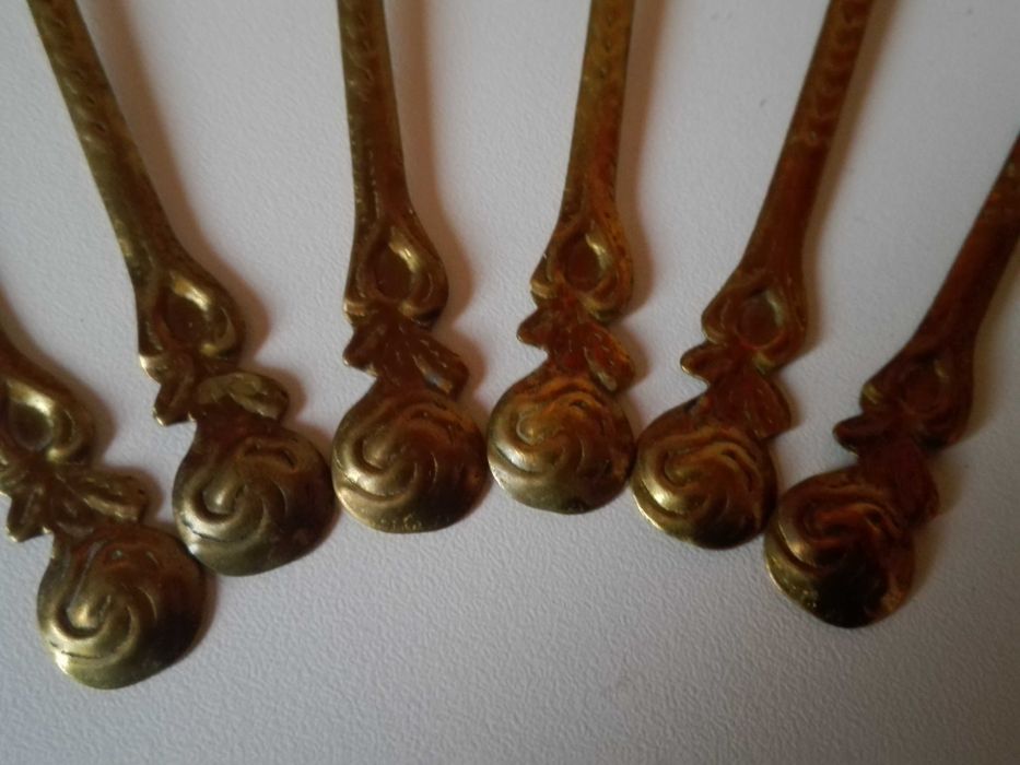 Емайлирана тенджера , чаени лъжички и щипка за скара.