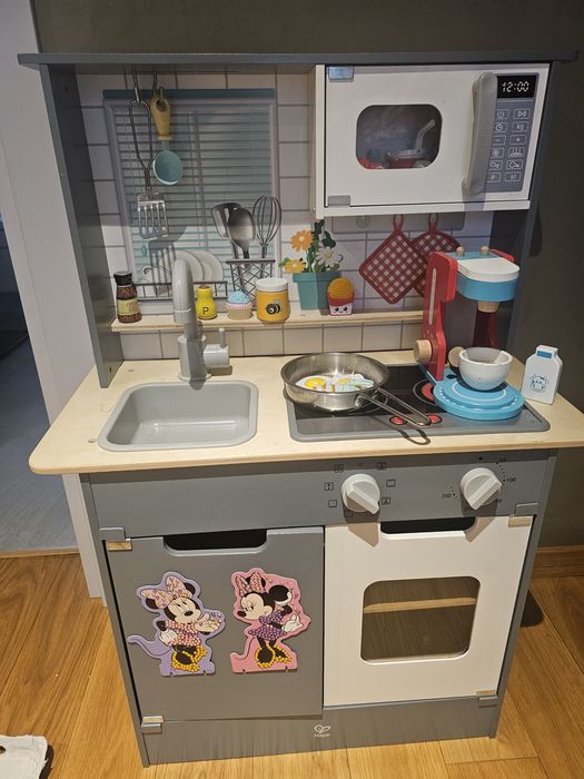 Продавам детска дървена кухня Hape заедно с всички неща от снимката