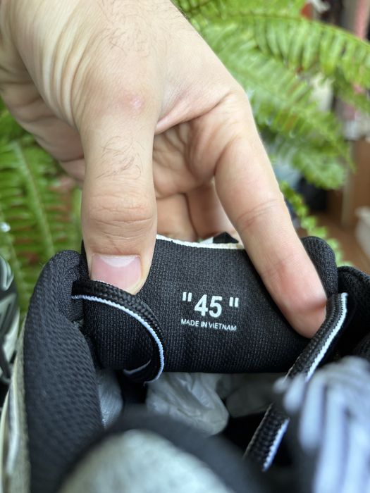 Off white “be right back” 44/45