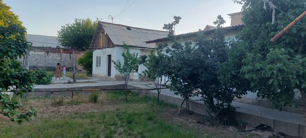 Shaxarda 2 ta yonma yon dacha sotiladi. Ikkalasini olganga supper narx