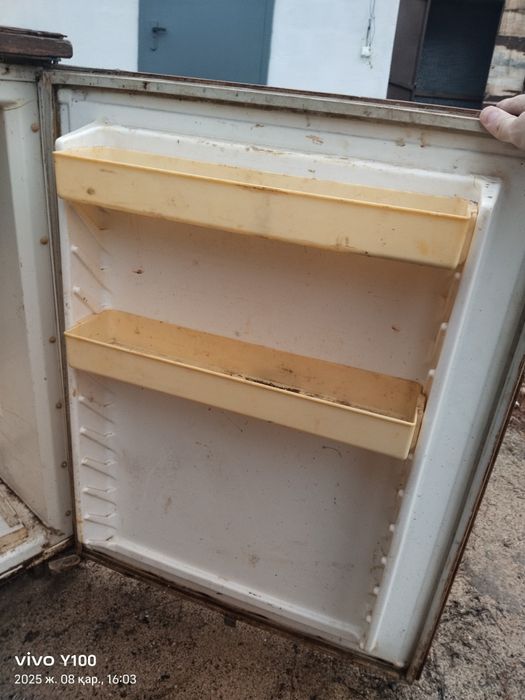 Старый шкаф холодильник