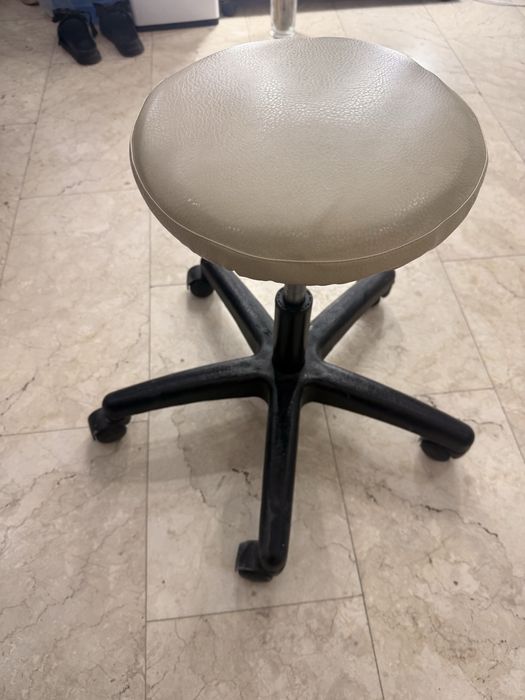 Продаю кушетку, помощник, стулья