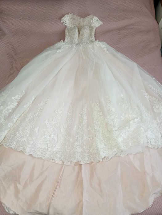 Rochie mireasă A-line cu dantelă albă fină peste satin roz pudră