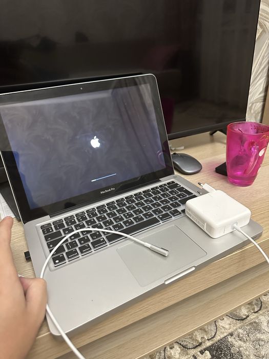 Продам MacBook 2011