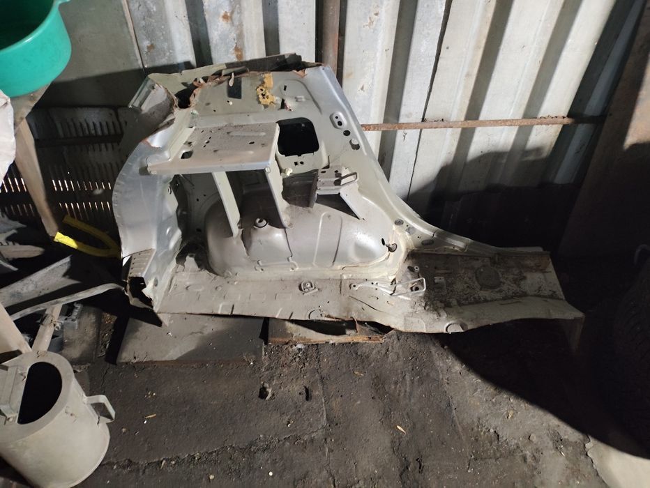 Крыло заднее Рено сандеро