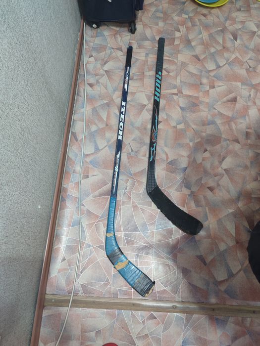 Продам клюшки  хоккейные.
