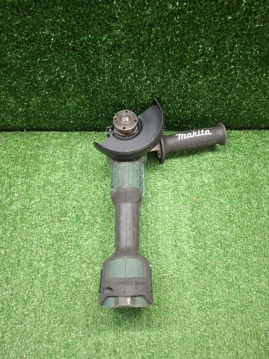 Безчетков шлайф на Makita DGA504