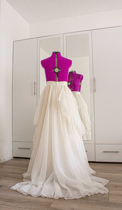 Сватбена пола по поръчка Булчинска Рокля Екрю Драпиран дизайн Шлейф