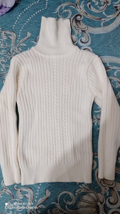 Свитер белый на 8-9 лет в идеальном состоянии
