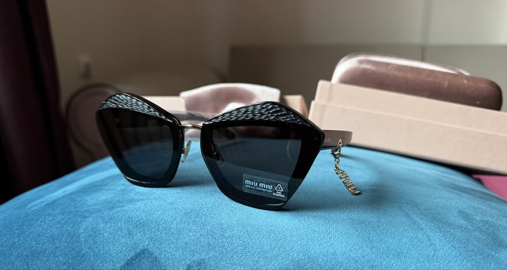 Оригинални луксозни слънчеви очила Miu Miu (Prada) с висящи аксесоари
