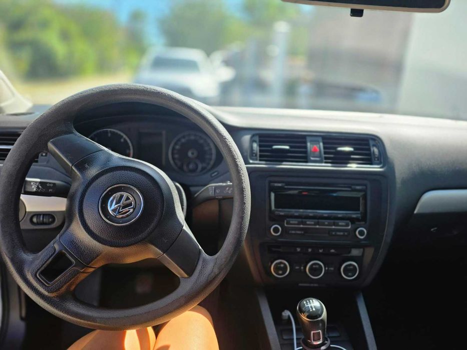 VÂNZARE RAPIDĂ Volkswagen Jetta, an 2013! • Stare foarte bună • Preț atractiv!