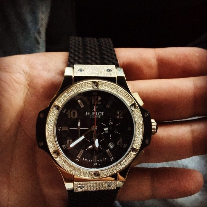 Золотые часы Хублот для спортивных и брутальных мужчин.
Диаметр 44мм.