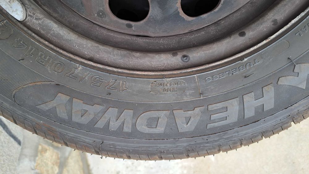 Продавам два комплекта летни и зимни гуми с джанти 175/70/14