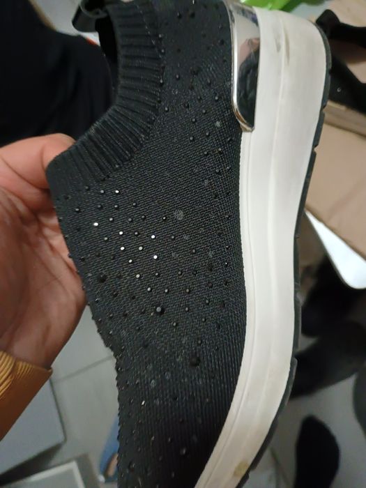 Adidasi cu pietricele purtati