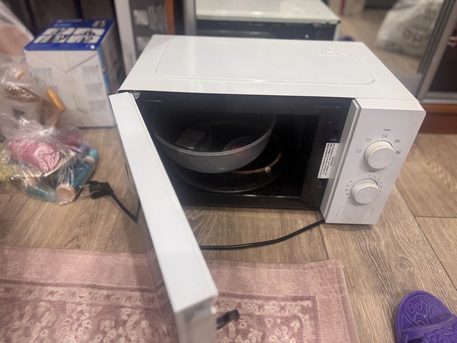 Продам микроволновую печь Hisense