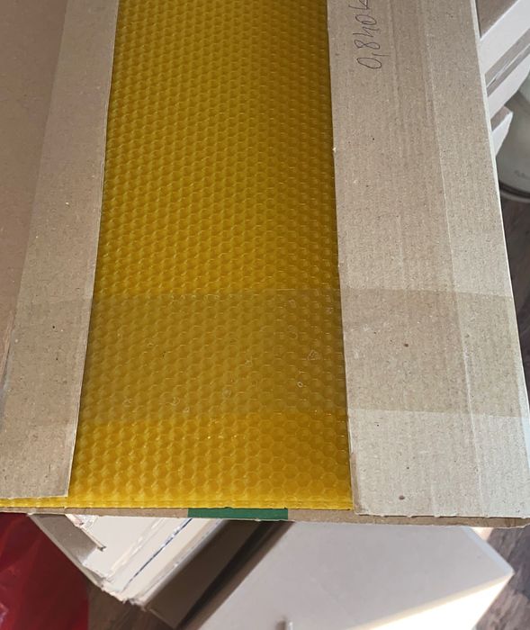 Se vind foite din ceară naturală