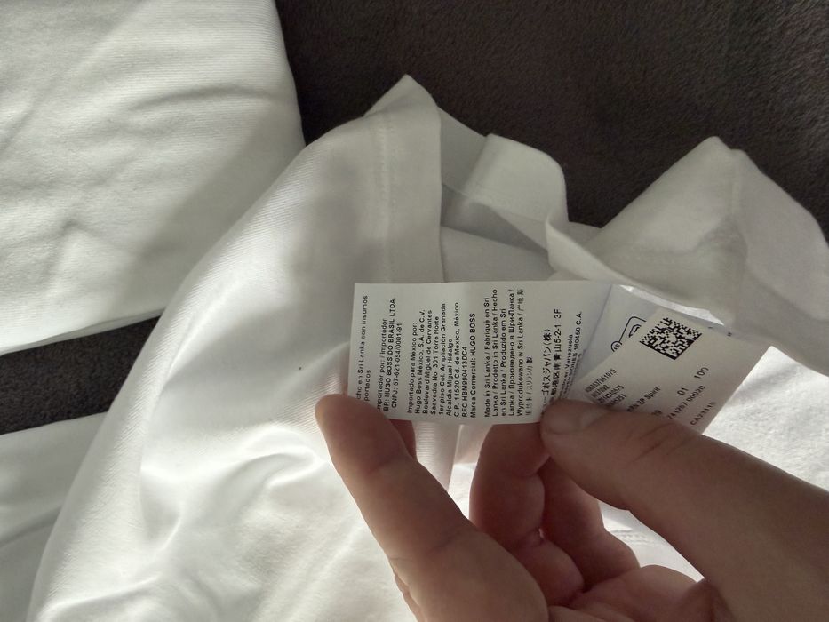 BOSS set 2 tricouri albe cu logo mic pe brat marimea L noi originale