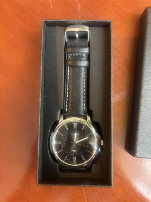 Мъжки часовник LOUISVILLE с каишка от кожа и корпус от алуминий