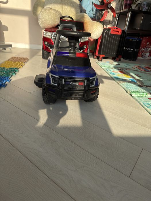 Продам электро-машинку детскую