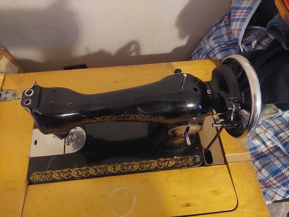 руска крачна шевна машина в шкаф