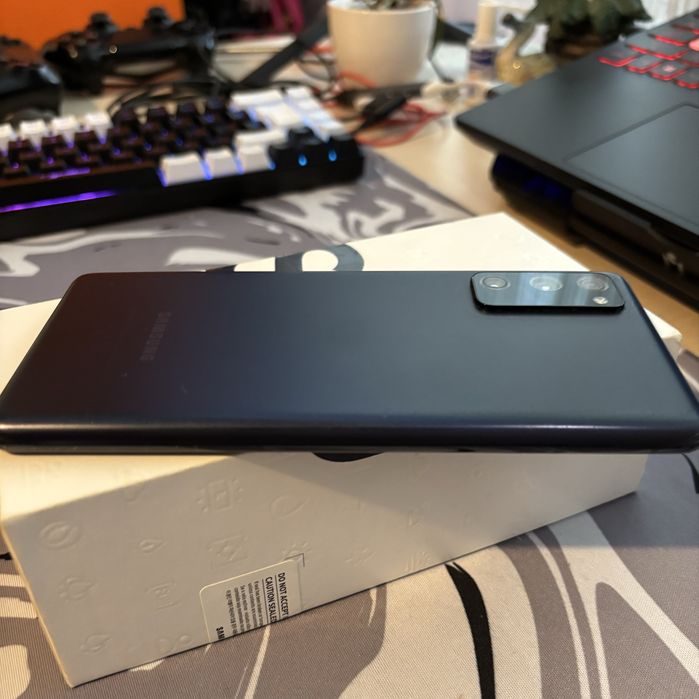 Телефон Samsung Galaxy S20 FE