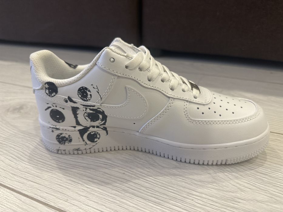 Белые кроссовки форсы кдг