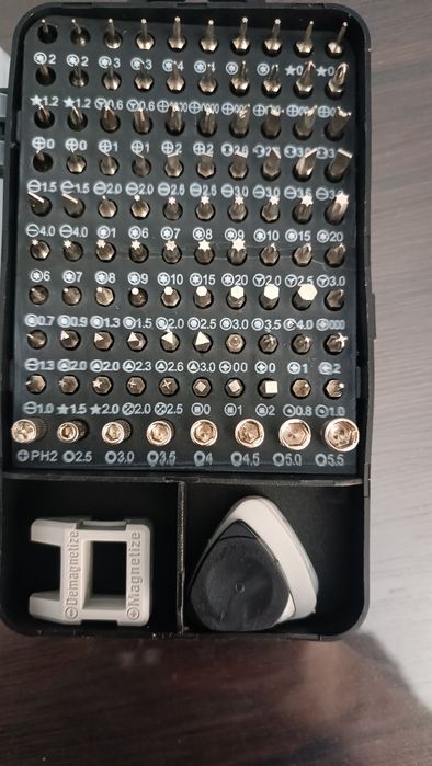 Набор отверток для мелких работ.