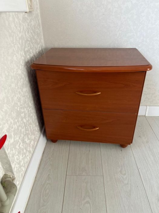 большой тумбочка и две маленькие тумбочки