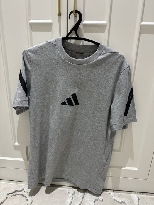 Брюки и футболки adidas