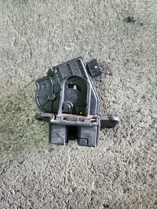 Брава за заден капак за Toyota Auris.