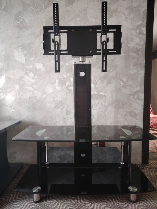 Стеклянный стол под тв