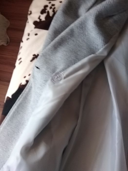 Черна пола от естествена кожа.