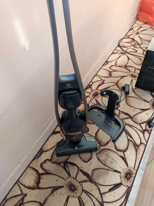 Dyson прахосмукачки и други