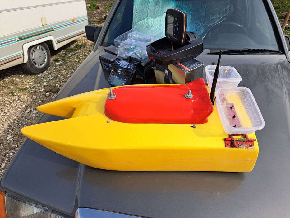 Лодка за захранка със сонар